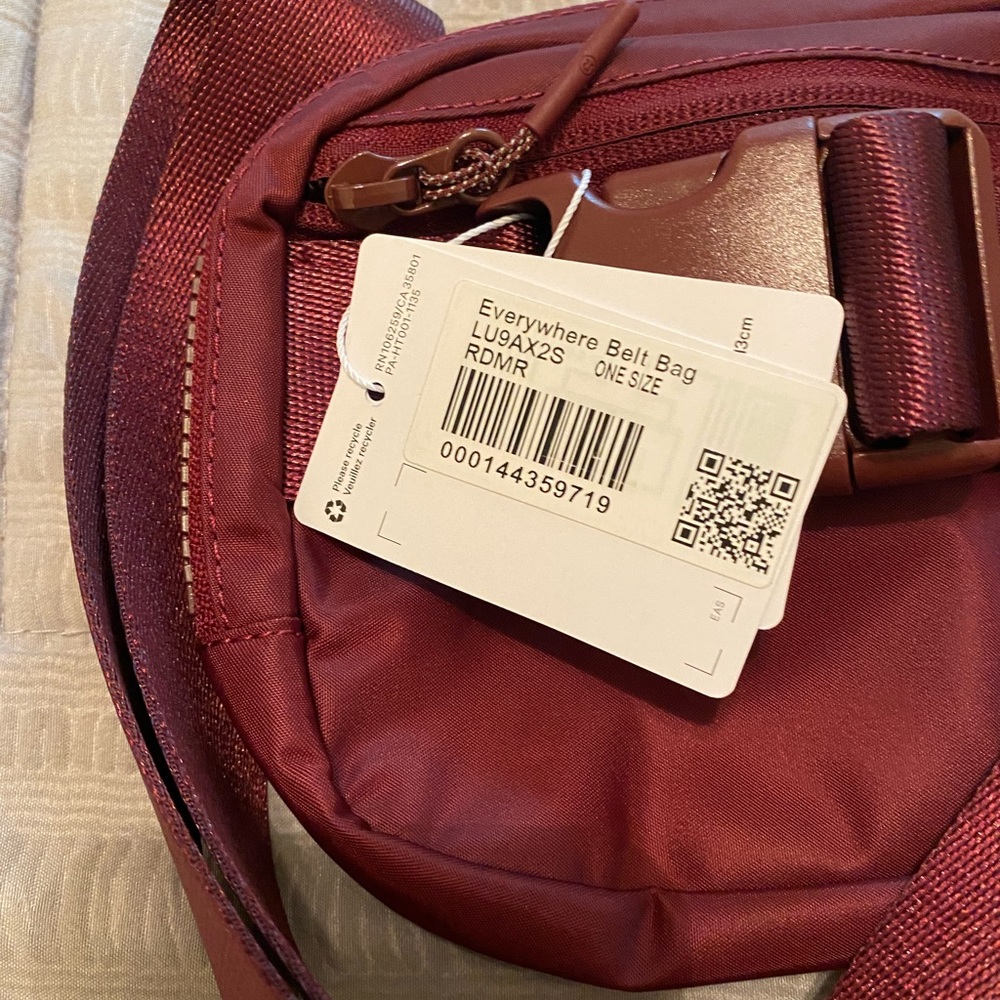 Lululemon Everywhere Belt Bag - Picture 4 of 5